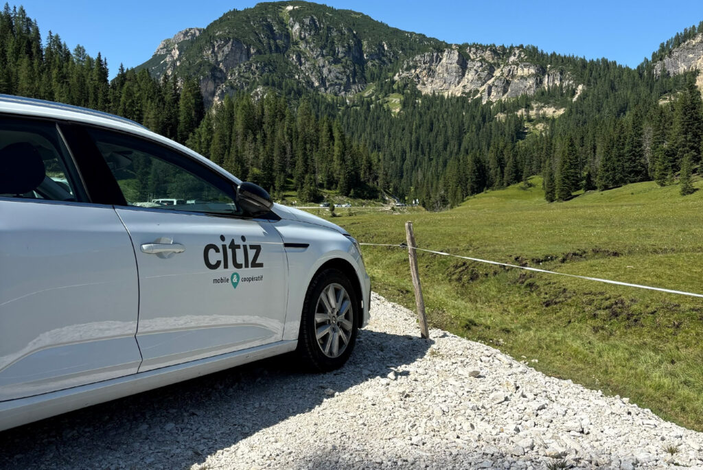 Véhicule stationné sur un parking à la montagne