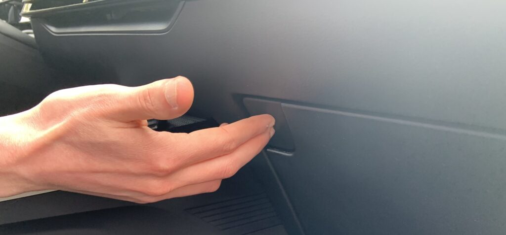 Main et boite à gants
