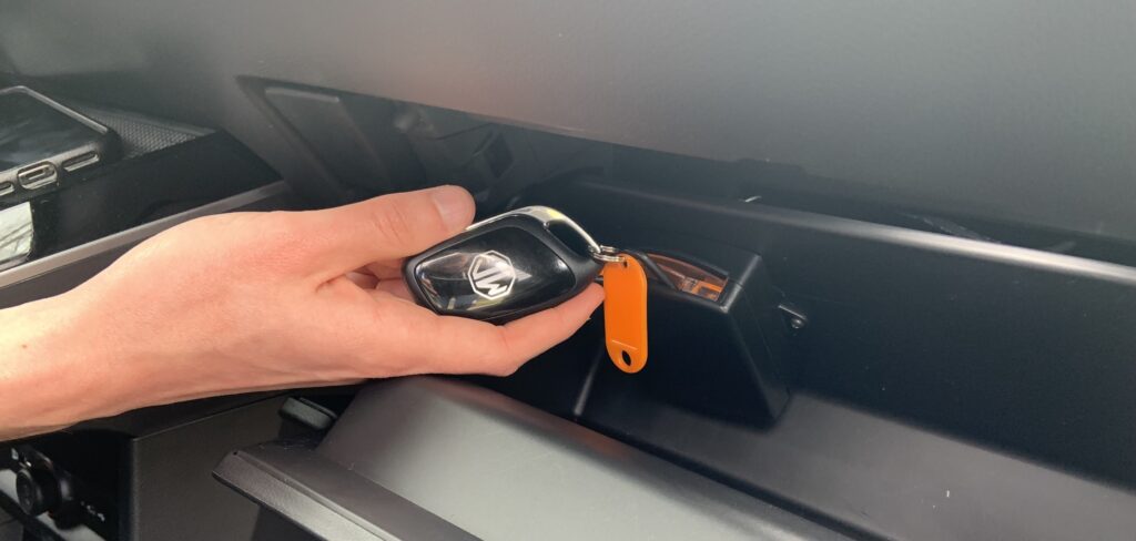 main qui récupère les clés dans la boite à gants