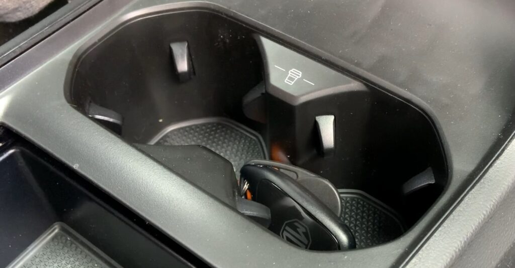 Clés dans le vide poche du véhicule