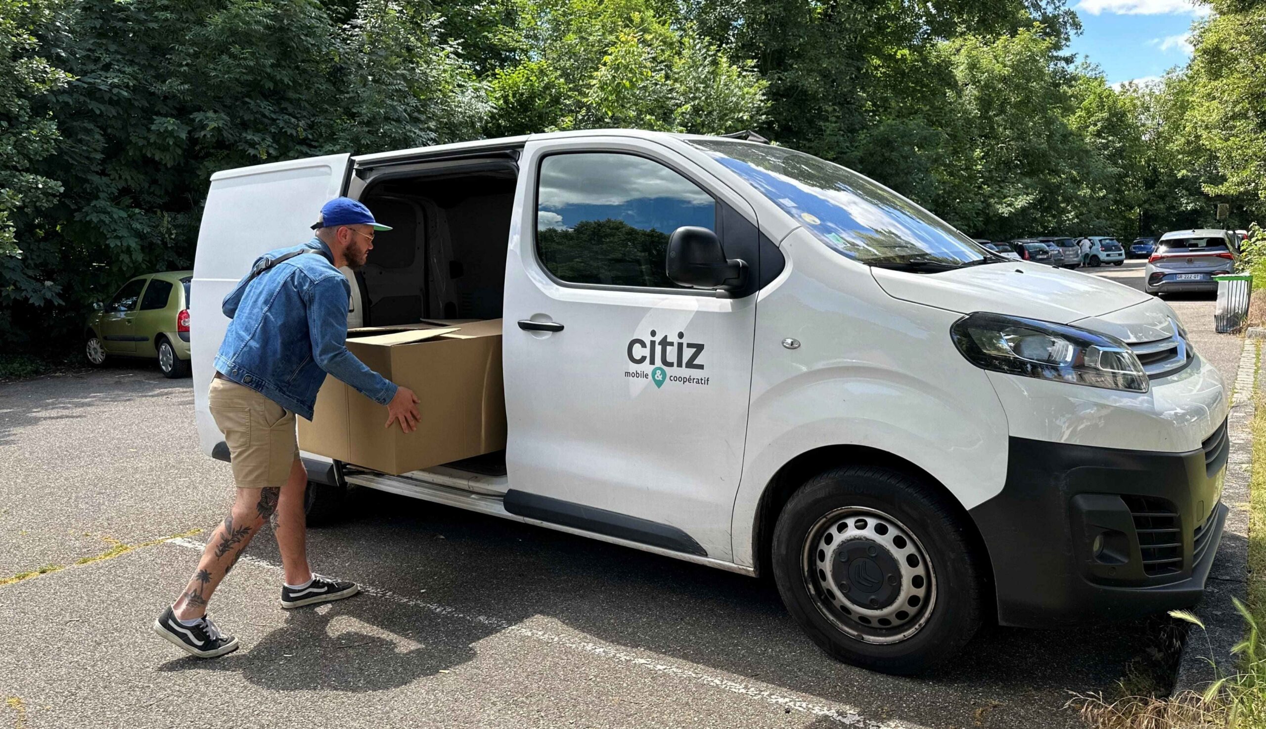 Personne utilisant un utilitaire Citiz pour transporter du matériel