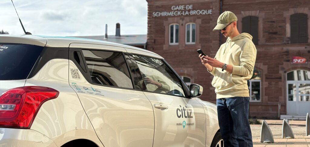 Utilisateur de l'autopartage devant la Gare de Schirmeck