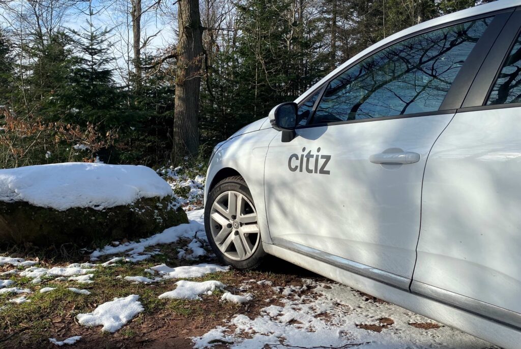 véhicule stationné en foret en hiver